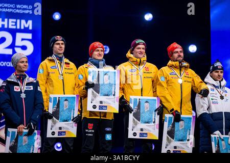 Trondheim, Norwegen. März 2025. GEIGER Vinzenz, SCHMID Julian, THANNHEIMER Wendelin, RYDZEK Johannes (Deutschland, SC Oberstdorf) jubeln bei der Siegerehrung auf dem Podium ueber den Sieg, die Gold Medaille und Titel als Weltmeister, NOR, FIS Nordische Skiweltmeisterschaft Trondheim Granasen, Nordische Kombination Team Wettkampf, Herren, 4 x 5 km Gundersen, Wettkampftag 8, Saison 2024/2025,, 07.03.2025 Stockfoto