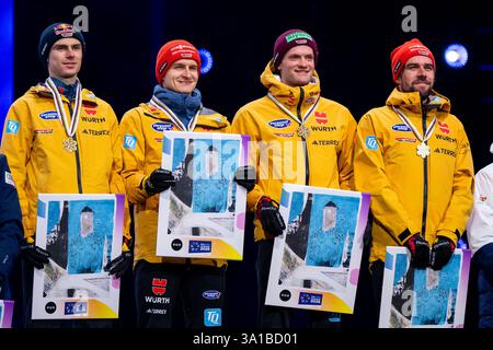 Trondheim, Norwegen. März 2025. GEIGER Vinzenz, SCHMID Julian, THANNHEIMER Wendelin, RYDZEK Johannes (Deutschland, SC Oberstdorf) jubeln bei der Siegerehrung auf dem Podium ueber den Sieg, die Gold Medaille und Titel als Weltmeister, NOR, FIS Nordische Skiweltmeisterschaft Trondheim Granasen, Nordische Kombination Team Wettkampf, Herren, 4 x 5 km Gundersen, Wettkampftag 8, Saison 2024/2025,, 07.03.2025 Stockfoto