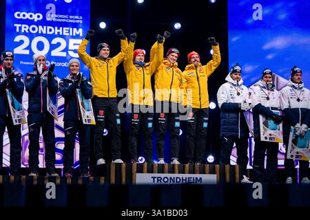 Trondheim, Norwegen. März 2025. GEIGER Vinzenz, SCHMID Julian, THANNHEIMER Wendelin, RYDZEK Johannes (Deutschland, SC Oberstdorf) jubeln bei der Siegerehrung auf dem Podium ueber den Sieg, die Gold Medaille und Titel als Weltmeister, NOR, FIS Nordische Skiweltmeisterschaft Trondheim Granasen, Nordische Kombination Team Wettkampf, Herren, 4 x 5 km Gundersen, Wettkampftag 8, Saison 2024/2025,, 07.03.2025 Stockfoto
