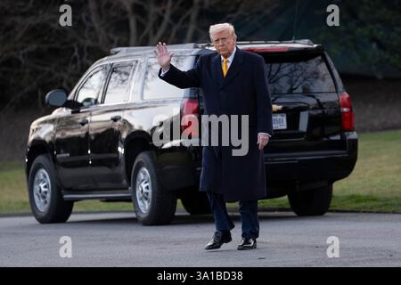 Washington, Usa. März 2025. US-Präsident Donald J Trump verlässt das Weiße Haus in Washington, DC, und reiste am 7. März 2025 zu einer Wochenendreise nach Florida.Credit: Chris Kleponis/CNP Credit: Abaca Press/Alamy Live News Stockfoto