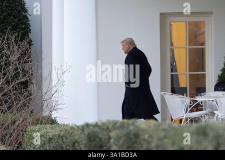 Washington, Usa. März 2025. US-Präsident Donald J Trump verlässt das Weiße Haus in Washington, DC, und reiste am 7. März 2025 zu einer Wochenendreise nach Florida.Credit: Chris Kleponis/CNP Credit: Abaca Press/Alamy Live News Stockfoto