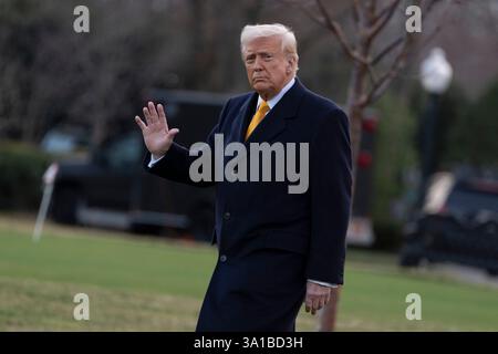 Washington, Usa. März 2025. US-Präsident Donald J Trump verlässt das Weiße Haus in Washington, DC, und reiste am 7. März 2025 zu einer Wochenendreise nach Florida.Credit: Chris Kleponis/CNP Credit: Abaca Press/Alamy Live News Stockfoto