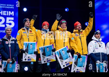 Trondheim, Norwegen. März 2025. GEIGER Vinzenz, SCHMID Julian, THANNHEIMER Wendelin, RYDZEK Johannes (Deutschland, SC Oberstdorf) jubeln bei der Siegerehrung auf dem Podium ueber den Sieg, die Gold Medaille und Titel als Weltmeister, NOR, FIS Nordische Skiweltmeisterschaft Trondheim Granasen, Nordische Kombination Team Wettkampf, Herren, 4 x 5 km Gundersen, Wettkampftag 8, Saison 2024/2025,, 07.03.2025 Stockfoto