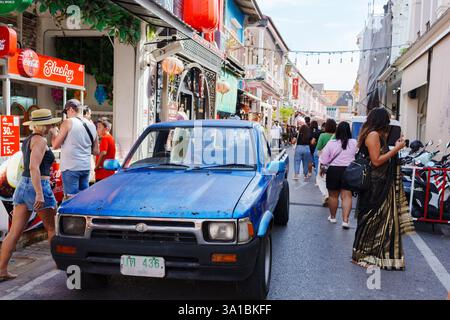 thailands Straßenszene mit einem Pick-up-Truck Stockfoto