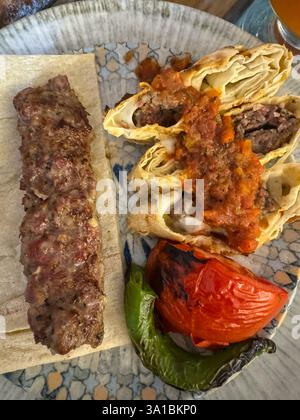 Türkei, Turkiye. Urfa-Kebab links, von Hackfleisch und Lamm. Beyti-Kebab rechts, mit Hackfleisch und Lamm, Tomatensauce und Knoblauchjoghurt drauf. Stockfoto