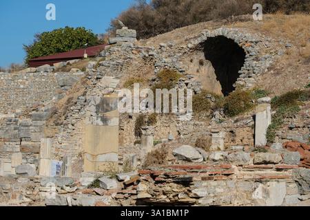 Türkei, Turkiye. Ruinen der Marktbasilika von Ephesus. Stockfoto