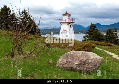 Der historische Leuchtturm von Woody Point auf Crawley Head überblickt den Südarm der Bonne Bay mit der Stadt Norris Point und dem Gros Morne Mountain Stockfoto
