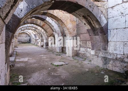 Izmir, Türkei, Turkiye. Rekonstruierte Bögen des Untergeschosses der Basilika neben dem Marktplatz (Agora) des antiken römischen Smyrna. Stockfoto