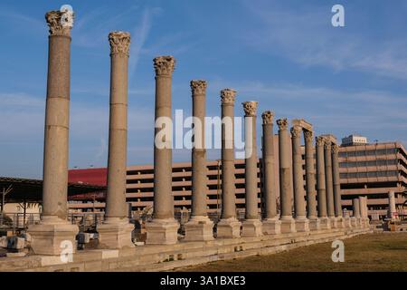 Izmir, Türkei, Turkiye. Korinthische Säulen in partieller Rekonstruktion der Agora von Smyrna aus römischer Zeit. Stockfoto
