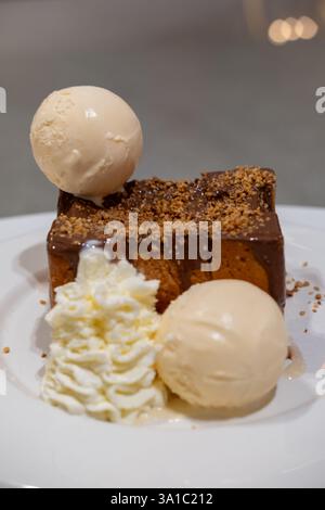 Honig Toast, ein japanisches Dessert mit Vanilleeis, Schokoladensauce und Schlagsahne Stockfoto