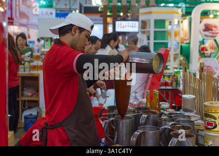 Bangkok, Thailand - 29. Mai 2016 : unbekannter Koch, der traditionellen thailändischen Tee zubereitet. Stockfoto