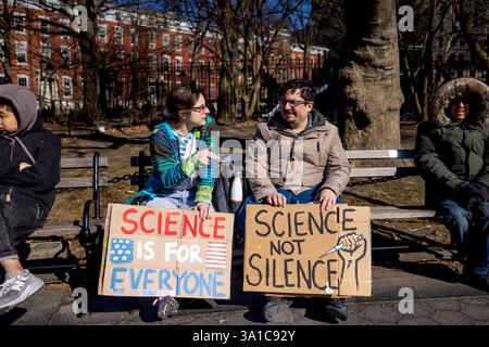 New York City, Usa. März 2025. Demonstranten nehmen am 7. März 2025 an einer „Stand Up for Science“-Kundgebung im Washington Square Park Teil? In New York City. Hunderte akademische Arbeiter, gewählte Beamte und Verbündete protestieren gegen die Trump-Regierung und Elon Musks Department of Government Efficiency (DOGE), die öffentliche Gelder für wissenschaftliche Forschung einfrieren. Quelle: Pacific Press Media Production Corp./Alamy Live News Stockfoto