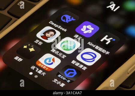 Verschiedene chinesische KI-Apps werden auf einem iPhone angezeigt: DeepSeek, Qwen, Kimi, Doubao, Tencent Yuanbao, Zhipu Qingyan, Xingye, iFlytek Spark, Baidu Wenxiaoyan. Stockfoto