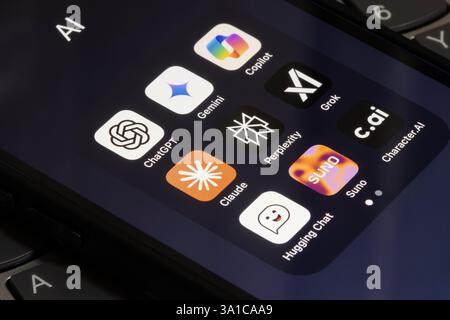 Verschiedene KI-Apps werden auf einem iPhone angezeigt: ChatGPT, Google Gemini, Microsoft Copilot, Claude, Perplexity, GROK, Umarmungschat, Suno und Charakter-KI. Stockfoto