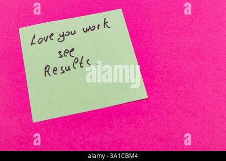 Eine handschriftliche Notiz ermutigt Sie zu Engagement mit dem Satz Love Your Work See Results. Auf einer leuchtend rosafarbenen Oberfläche platziert, um ein inspirierendes visuelles Co zu schaffen Stockfoto