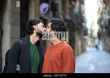 Schwule Paare küssen sich in der barcelona Street Stockfoto