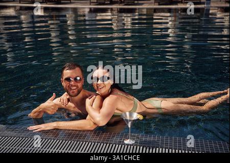 Genießen Sie das Schwimmen. Mann mit Frau ist zusammen im Pool. Stockfoto
