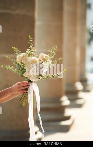 Nahaufnahme einer Frau mit Blumen in den Händen. Stockfoto