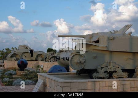 Italienische Artillerie im El Alamein World war II Military Museum, das Ägyptens grundlegende Rolle in einer der wichtigsten Schlachten des Zweiten Weltkriegs, der Al-Alamein-Schlacht, die im Oktober 1942 zwischen den Alliierten und den Achsenmächten ausbrach, gedenkt. nordägypten Stockfoto