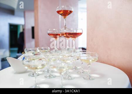 Weingläser auf Banketttisch Stockfoto