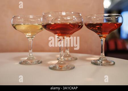 Weingläser auf Banketttisch Stockfoto
