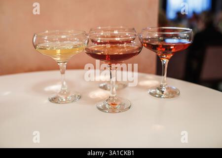 Weingläser auf Banketttisch Stockfoto