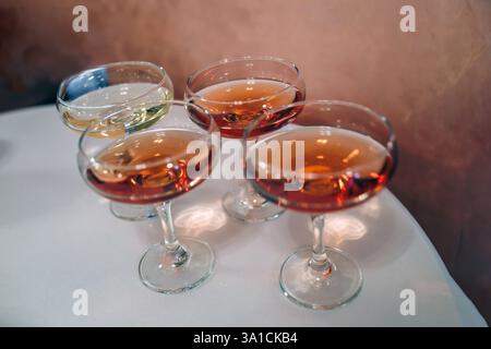 Weingläser auf Banketttisch Stockfoto