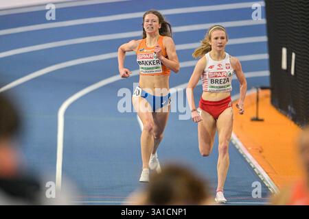 Apeldoorn, Niederlande. März 2025. APELDOORN, NIEDERLANDE - 8. MÄRZ: Veerle Bakker aus den Niederlanden trat am 3. Tag der Leichtathletik-Halleneuropameisterschaft in Omnisport Apeldoorn am 8. März 2025 in Apeldoorn an den 3000-m-Frauen an. (Foto von Andy Astfalck/BSR Agency) Credit: BSR Agency/Alamy Live News Stockfoto