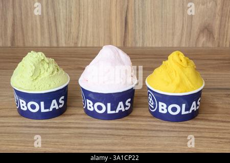 Drei Schüsseln Eis mit verschiedenen Geschmacksrichtungen. Die Schalen sind blau und weiß Stockfoto