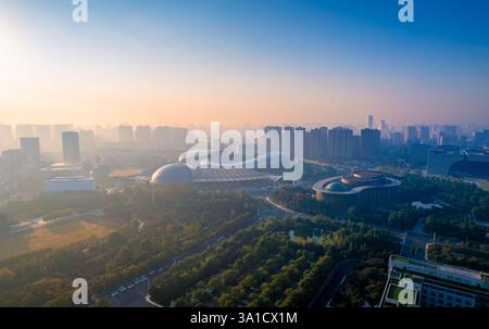Changzhou Olympic Sports Center und Changzhou Grand Theater Urban Environment, Provinz Jiangsu, China Stockfoto
