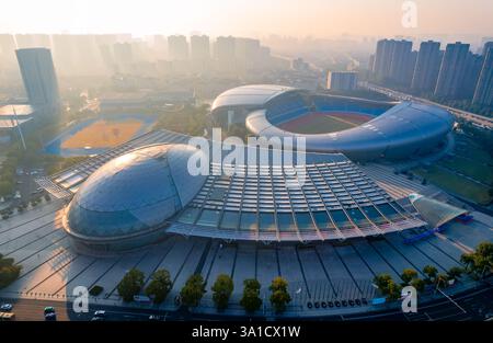 Changzhou Olympic Sports Center und Changzhou Grand Theater Urban Environment, Provinz Jiangsu, China Stockfoto