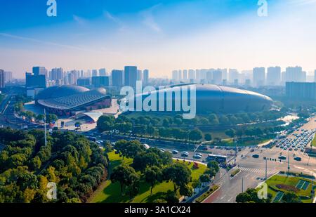 Changzhou Olympic Sports Center und Changzhou Grand Theater Urban Environment, Provinz Jiangsu, China Stockfoto