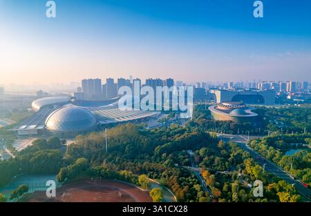 Changzhou Olympic Sports Center und Changzhou Grand Theater Urban Environment, Provinz Jiangsu, China Stockfoto
