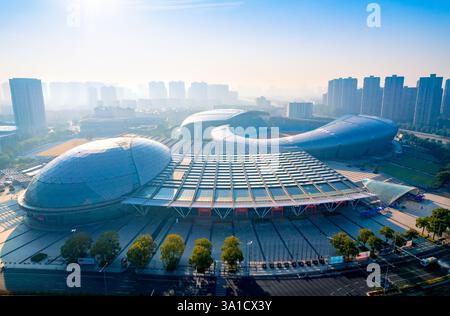 Changzhou Olympic Sports Center und Changzhou Grand Theater Urban Environment, Provinz Jiangsu, China Stockfoto