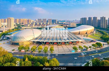 Changzhou Olympic Sports Center und Changzhou Grand Theater Urban Environment, Provinz Jiangsu, China Stockfoto
