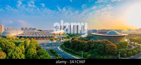 Changzhou Olympic Sports Center und Changzhou Grand Theater Urban Environment, Provinz Jiangsu, China Stockfoto