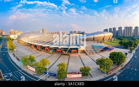 Changzhou Olympic Sports Center und Changzhou Grand Theater Urban Environment, Provinz Jiangsu, China Stockfoto