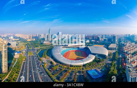 Changzhou Olympic Sports Center und Changzhou Grand Theater Urban Environment, Provinz Jiangsu, China Stockfoto