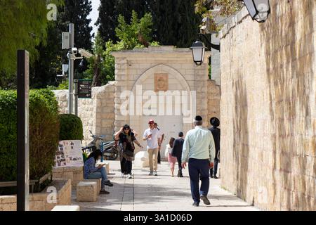Jerusalem – Palästina, Israel: 22. April 2022. Leute auf der Straße von Jerusalem laufen. Stockfoto