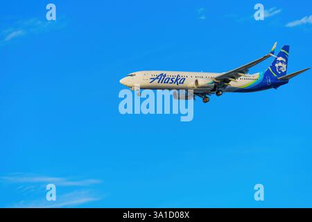 Los Angeles, Kalifornien - 6. Januar 2025: Alaska Airlines Flugzeuge fliegen durch klaren Himmel über Los Angeles, Kalifornien. Stockfoto