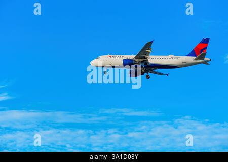 Los Angeles, Kalifornien - 6. Januar 2025: Delta Airlines fliegen durch den hellblauen Himmel über Los Angeles, Kalifornien. Stockfoto