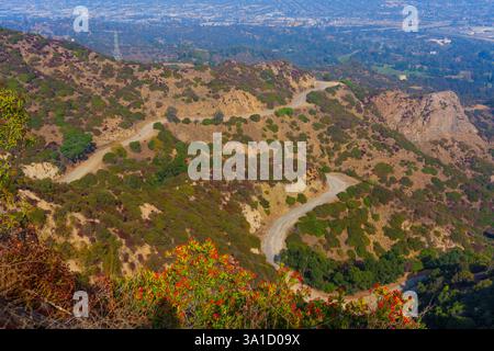 Atemberaubender Blick aus der Luft auf die gewundenen Straßen und die üppige Landschaft vom Tom LaBonge Panorama im Griffith Park aus, der die Schönheit der Natur und der Stadt zeigt Stockfoto
