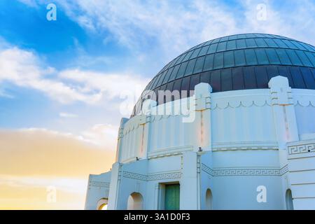 Los Angeles, Kalifornien - 14. Dezember 2024: Nahaufnahme der Kuppel am Griffith Observatory, beleuchtet durch den Sonnenuntergang, eingerahmt von einem wunderschönen Himmel mit Li Stockfoto