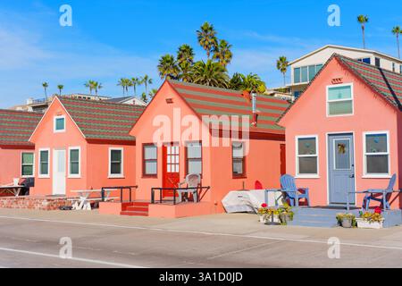 Oceanside, Kalifornien - 27. Dezember 2024: Farbenfrohe Bungalows säumen den Strand in Oceanside, Kalifornien, mit einladenden Veranden und lebhaften aes Stockfoto