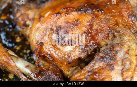 Gebratene, scharfe Hähnchenkeule mit Haut in der Ofenform, Nahaufnahme. Natürliches Kollagen, gesunde Ernährung. Stockfoto