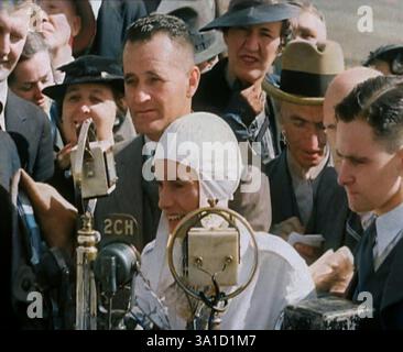 Jean Batten hielt eine Rede in den 1930er Jahren Aus "Time to Remember - Some People in the Thirties", 1930er Jahre (Reel 2); Dokumentarfilm über die 1930er Jahre, der sich auf berühmte Charaktere dieser Zeit konzentriert. (Farbige Schwarz-weiß-Standbilder) Stockfoto