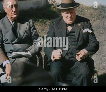 Winston Churchill und Franklin D. Roosevelt im Gespräch mit der Presse, 1943. 1943 (Reel 4); Dokumentarfilm über Ereignisse von 1943, insbesondere die Schlacht am Atlantik. (Farbige Schwarz-weiß-Standbilder) Stockfoto