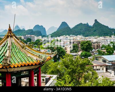 Panoramablick auf Guilin und seine Karstberge vom Fubo Hill, Guangxi, China Stockfoto
