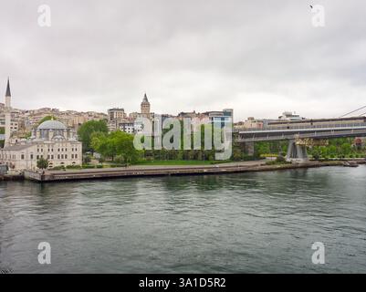 Blick auf Istanbuls Uferpromenade mit historischen Gebäuden, modernen Gebäuden und dem Bosporus Stockfoto