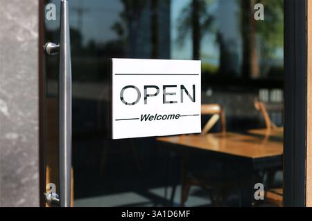 Ein Schild mit der Aufschrift "offen" steht an einer Tür Stockfoto